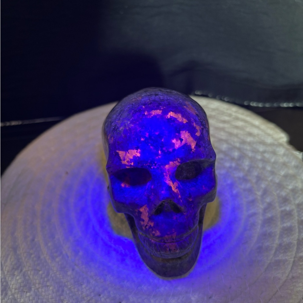 Yooperlite or Firestone uv reactive crystal skull 💀 Gorgeous!